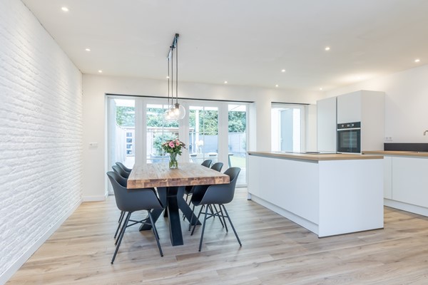 Foto - Te koop: Instapklaar gemoderniseerde geschakelde 2 onder 1 kap woning met voldoende woonoppervlakte, garage, berging en tuin in Simpelveld (Huls)